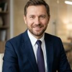 Портрет уверенного российского бизнесмена с дружелюбным взглядом на нейтральном фоне для консалтинга по делегированию